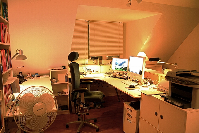 SOHO 自宅オフィス には高級オフィスチェアとマルチディスプレイで作業効率アップ！